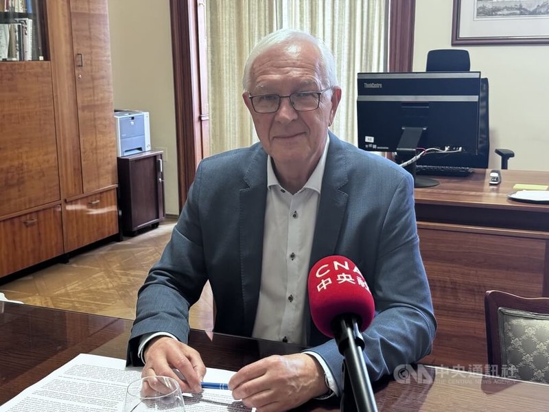 捷克參議院首席副議長德拉霍斯（Jiří Drahoš）將在下週一（10日）展開為期一週訪台行程。在訪台前於布拉格接受中央社記者專訪。中央社記者劉郁葶布拉格攝 113年6月6日