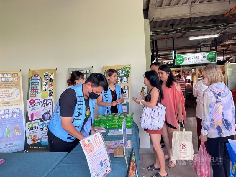 花蓮縣環保局選定花蓮市重慶市場作環保減塑示範市場，即日起至11月底，自備環保袋或容器購物，可獲價值新台幣20元現金抵用券及小禮物。中央社記者張祈攝  113年6月6日