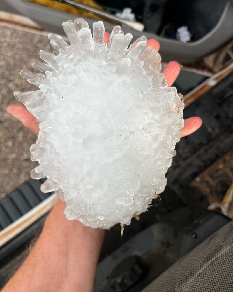 美國兩位「追風者」日前在德州狹長帶找到一個長度超過7吋（17.78公分）的冰雹。（圖取自instagram.com/stormtracker_val）
