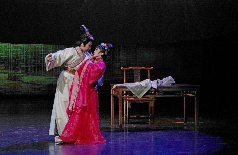 薪傳歌仔戲劇團劇作「兩生花劫」改編自德國名劇「艾米莉亞．嘉樂蒂」（Emilia Galotti），將故事背景轉換為明末清初的江南與台灣，展現亂世中的兩岸關係與台灣獨特民風，增添了東方哲思與當代意涵。（國立傳統藝術中心提供）中央社記者葉冠吟傳真  113年6月6日