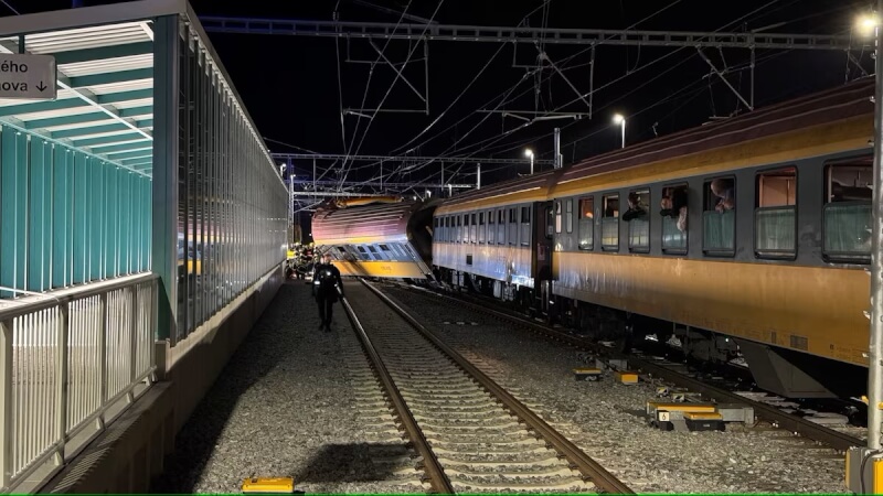 捷克中部城市巴多比契5日發生特快列車與貨運列車相撞事故。（Jiri Sejkora/via 路透社）
