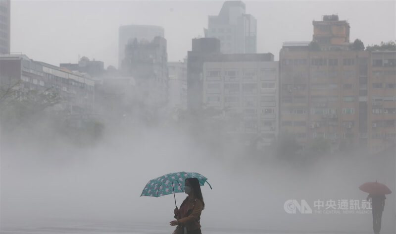 中央氣象署6日表示，7日至8日各地午後要留意有局部大雨發生；9日至11日仍要留意局部短暫雷陣雨。圖為台北市信義區民眾撐傘外出。中央社記者趙世勳攝 113年6月6日