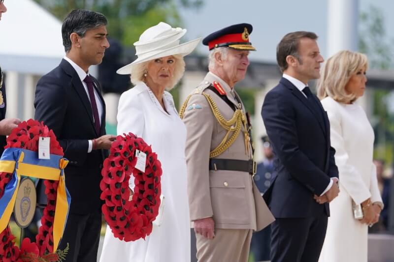 英國國王查爾斯三世（左三）與王后卡蜜拉（左二）與英相蘇納克（左一）、法國總統馬克宏（右二）及其夫人碧姬出席諾曼第登陸80週年紀念活動。（路透社）
