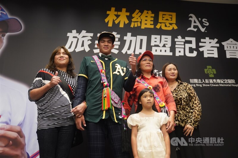 自平鎮高中畢業的18歲台灣棒球好手林維恩(左2)6日出席美職運動家隊加盟記者會,確定與奧克蘭運動家隊簽下總值135萬美元合約,林維恩家人也陪同到場並合影。中央社記者徐肇昌攝 113年6月6日