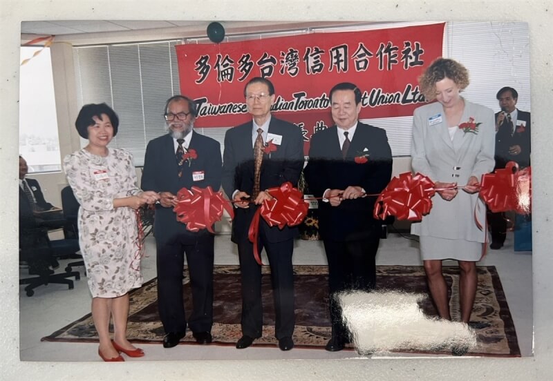 多倫多台灣信合社在1978年5月26日集加拿大安大略省眾僑民之力、互助成立。1994年遷至大多倫多地區大都會廣場現址，留下遷址開張剪綵歷史照片。（多倫多台灣信用合作社提供）中央社記者胡玉立多倫多傳真 113年6月6日