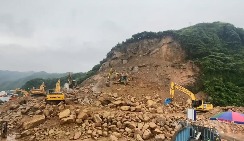 基隆市平浪橋通往潮境公園入口處台2線旁山壁3日下午崩塌,導致交通中斷,公路局6日已完成坡頂浮石清除作業,接著會逐漸降低施工平台高度,破碎其餘巨石。中央社記者王朝鈺攝 113年6月6日