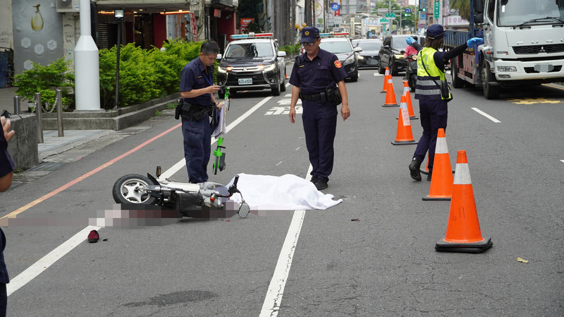 台南市新光三越新天地前6日上午發生貨車和電動機車疑擦撞事故，80多歲女騎士倒地死亡。（讀者提供）中央社記者張榮祥台南傳真  113年6月6日