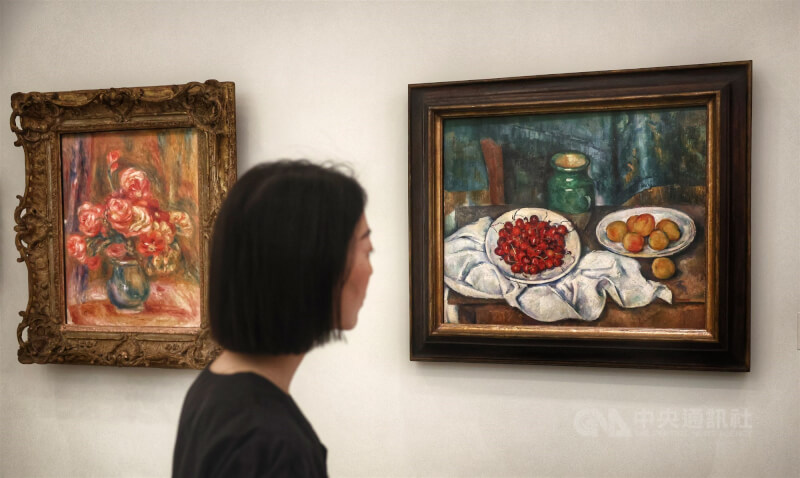 富邦美術館展出法國畫家塞尚經典作品「桃子與櫻桃的靜物畫」（右），價值近新台幣20億元。中央社記者王飛華攝　113年5月4日