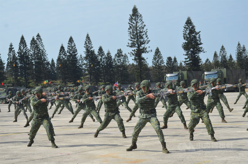 圖為陸軍進行刺槍術表演。（中央社檔案照片）