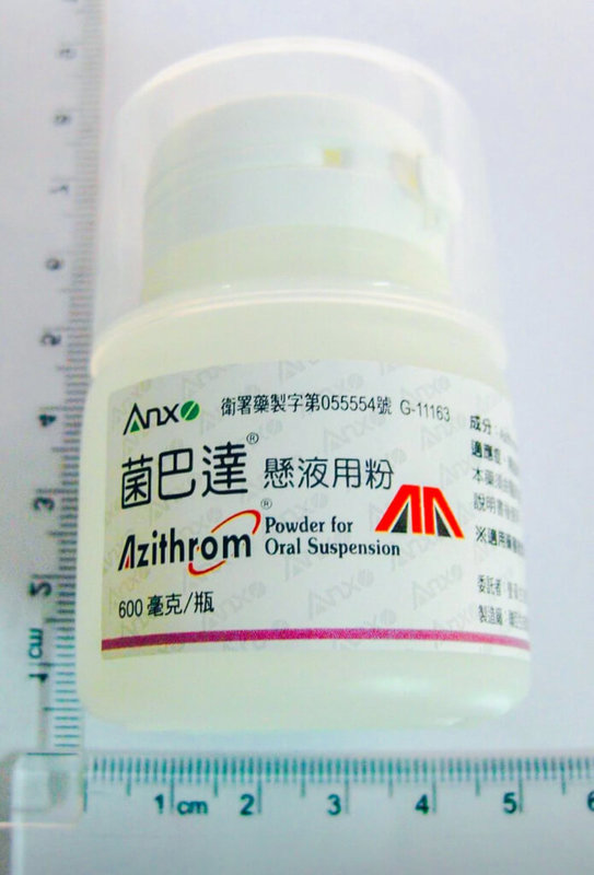 衛福部食藥署6日公布,市占率逾5成、用於治療中耳炎等疾病的抗生素「菌巴達懸液用粉47.78毫克/公克」,出現異常結塊恐影響藥效,6月13日前將回收共1批、4590瓶。(食藥署提供)中央社記者沈佩瑤傳真 113年6月6日