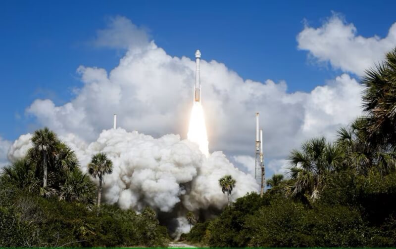 美國航太巨擘波音公司太空船「星際飛機」6日在佛州成功升空，展開首次載人上太空的任務。（路透社）
