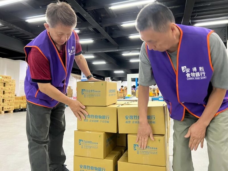 社團法人中華安得烈慈善協會針對災害潛勢地區及高風險地區成立救濟物資儲存據點，預先儲存「安心食物箱」等物資，志工團隊目前已完成打包500箱，將送往縣市部落災害潛勢地區及蘭嶼、綠島儲存備用。（安得烈慈善協會提供）中央社記者黃旭昇新北市傳真  113年6月7日