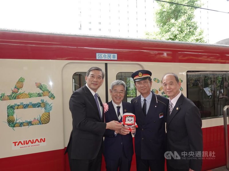 交通部觀光署和日本京急電鐵7日在東京品川車站舉行「嗶嗶嗶嗶!台灣」特別彩繪列車發車典禮。左起為駐日副代表周學佑、京急電鐵會長原田一之、品川車站站長山本勝廣、觀光署主秘方正光。中央社記者楊明珠東京攝 113年6月7日