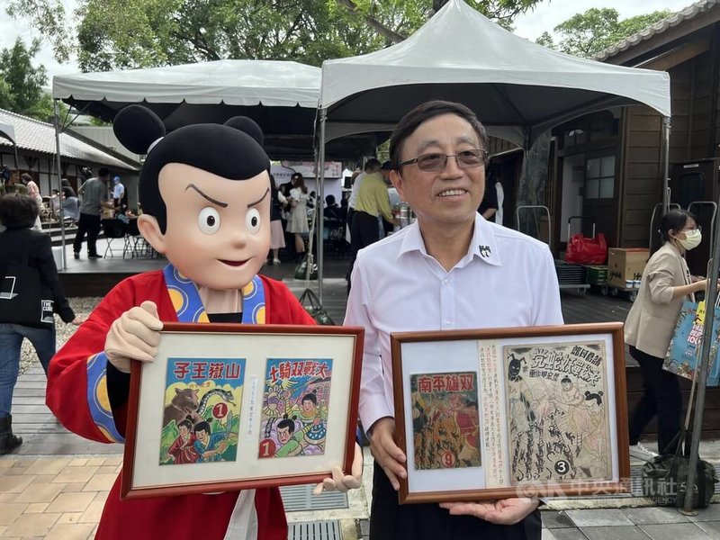國家漫畫博物館特展「葉宏甲百年紀念」7日熱鬧舉行開幕式,展覽由葉宏甲之子葉佳龍(右)策展,他也開心展示珍貴的「諸葛四郎」漫畫手稿。中央社記者郝雪卿攝 113年6月7日