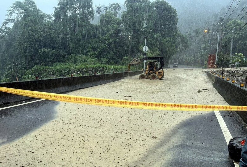 嘉義縣山區因連續大雨、落石不斷,7日在台3線300.89公里處中埔路段出現土石流,雙向交通中斷,現場拉起封鎖線由機具進駐清理,已在晚間6時左右恢復通車。(嘉義縣政府提供)中央社記者黃國芳傳真 113年6月7日