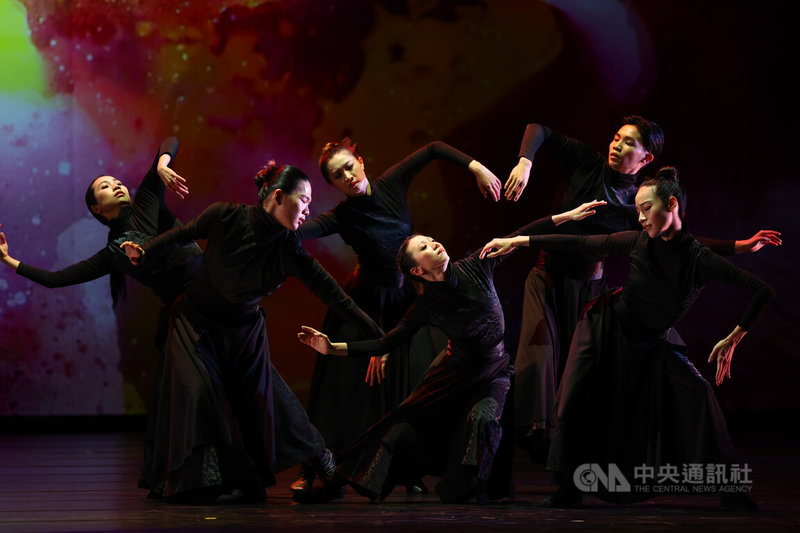 新古典室內樂團新劇作「極境尋光-走進江賢二」7日在國家戲劇院舉行宣傳記者會,舞者運用豐富肢體語言詮釋作品優美的一面。中央社記者王騰毅攝 113年6月7日
