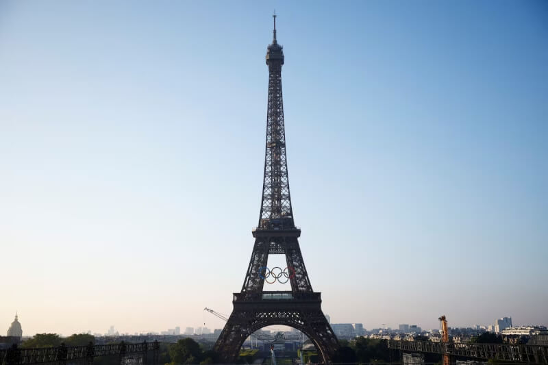 巴黎地標艾菲爾鐵塔7日安裝上奧運五環標誌。（路透社）