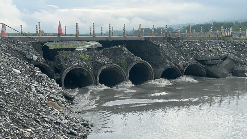 花蓮縣玉里高寮便橋東側因近日連續降雨、溪水暴漲被掏空,廠商上午獲報後即進場搶修。玉里鎮公所7日傍晚透過臉書公告,考量民眾安全,晚間6時起至隔日上午7時將實施預防性封閉。(花蓮縣政府提供)中央社記者張祈傳真 113年6月7日