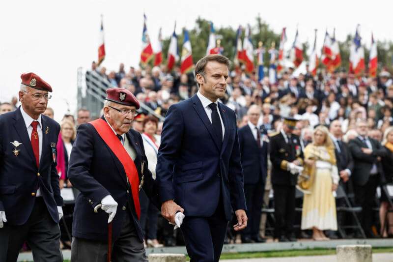 法國總統馬克宏（前右一）與前自由法國傘兵穆勒（前右二）出席紀念空降特勤團活動。（法新社）