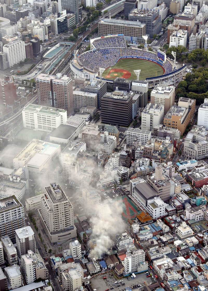 日本橫濱中華街7日下午數間房屋發生火警，火災產生的煙霧還飄到附近的橫濱球場。（共同社）