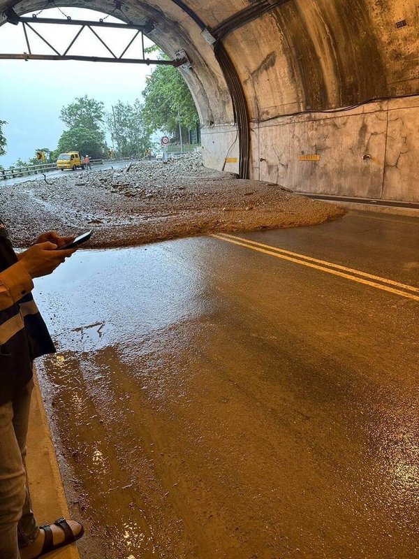 台9線蘇花公路崇德段7日下午再傳土石流災情，崇德隧道南口因土石泥流導致雙向交通受阻，公路局獲報已派員前往搶通。（民眾提供）中央社記者張祈傳真 113年6月7日