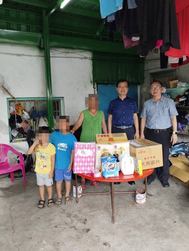 台東泰源監獄副典獄長吳聲朋(右2)7日帶隊前往拜訪貧困收容人家屬,並贈送物物資表達關懷。(泰源監獄提供)中央社記者盧太城台東傳真 113年6月7日