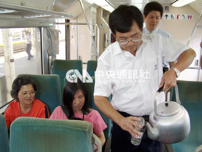 台鐵老員工陳式勳在列車上示範沖茶。中央社記者李錫璋攝 93年6月9日