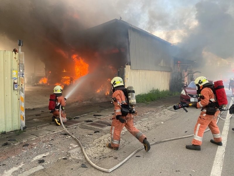 新竹市香山區一處金屬加工廠8日下午發生火警，火勢一度猛烈，警消獲報到場拉水線灌救，1小時後控制火勢，所幸無人受傷受困。（新竹市消防局提供）中央社記者魯鋼駿傳真  113年6月8日