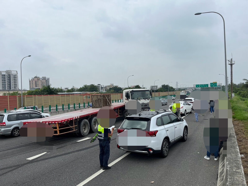 國道1號台南仁德段南向車道8日上午發生營業半聯結車追撞3輛汽車事故，車道一度嚴重回堵，幸無人受傷。（國道公路警察局提供）中央社記者張榮祥台南傳真  113年6月8日