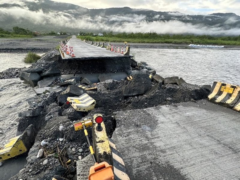 花蓮縣玉里鎮高寮大橋2022年因918台東強震受損，新橋正在重建，花蓮縣府搭建便橋維持通行，但受連日降雨影響，近日便橋出現掏空狀況，公所緊急封橋修復。（玉里鎮公所提供）中央社記者張祈傳真  113年6月8日