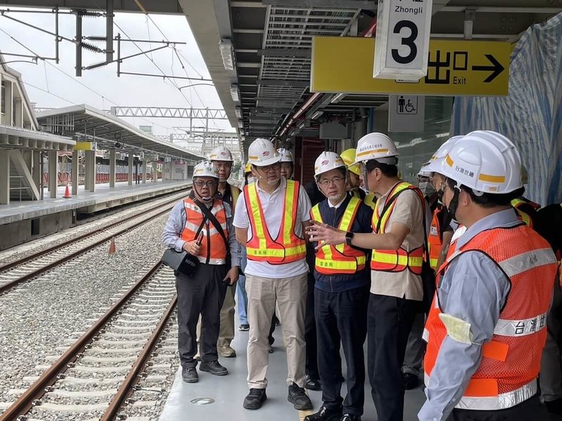 配合桃園鐵路地下化工程的中壢臨時前站與月台16日將啟用，交通部長李孟諺（前左2）8日前往視察中壢臨時前站啟用前各項準備工作，並親自體驗旅客動線。（鐵道局提供）中央社記者汪淑芬傳真  113年6月8日