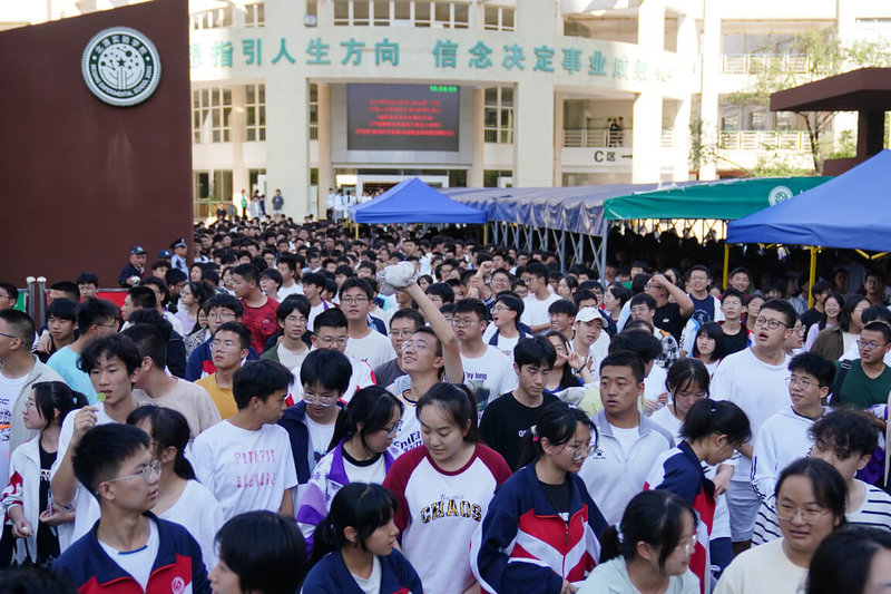 中國高考（大學入學考試）每年都受到千萬學子及其家長關注。圖為8日在雲南省昆明市，考生走出考場。這天也是考試最後一天。（中新社提供）中央社 113年6月8日