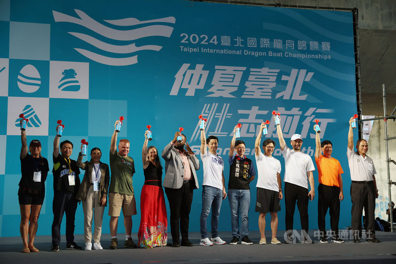 台北市長蔣萬安（右6）8日下午到大佳河濱公園為2024台北國際龍舟錦標賽揭開序幕，與出席來賓一同鳴笛，宣告龍舟賽正式登場。中央社記者王飛華攝 113年6月8日
