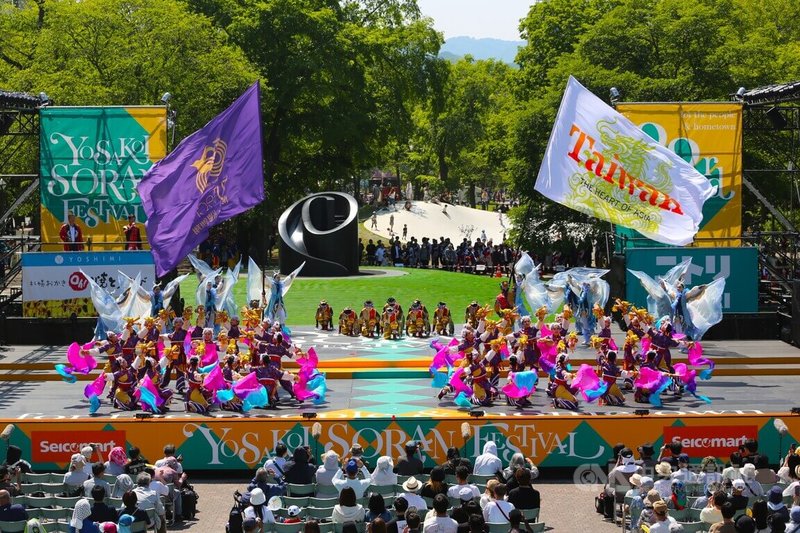 每年6月在日本北海道札幌市舉辦的YOSAKOI SORAN（索朗祭）是當地盛會，在交通部觀光署協助下，台南應用科技大學舞蹈系師生組成台灣隊，以「龍來台灣」為名進行演出，博得熱烈掌聲。中央社記者楊明珠札幌攝  113年6月8日