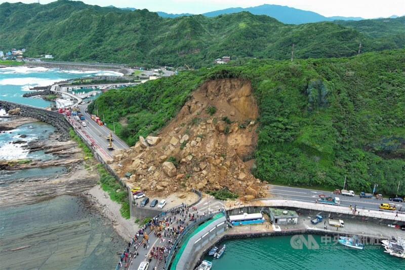 基隆市中正區北寧路潮境公園路口處3日下午發生土石崩落。中央社記者吳家昇攝 113年6月3日