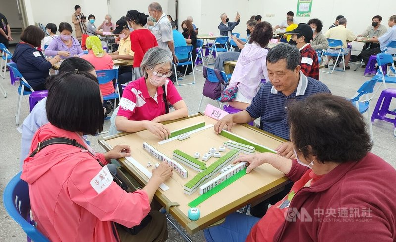 馬公市第1屆麻將大賽8日登場，參賽者相互交流牌技，經初賽、複賽、準決賽，角逐「雀王」、「雀后」榮銜。中央社 113年6月8日