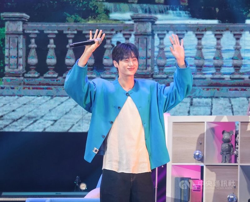 人氣韓星邊佑錫8日在台灣大學綜合體育館舉辦粉絲見面會，一出場就帶來歌曲，親切向粉絲揮手致意。中央社記者張皓安攝  113年6月8日
