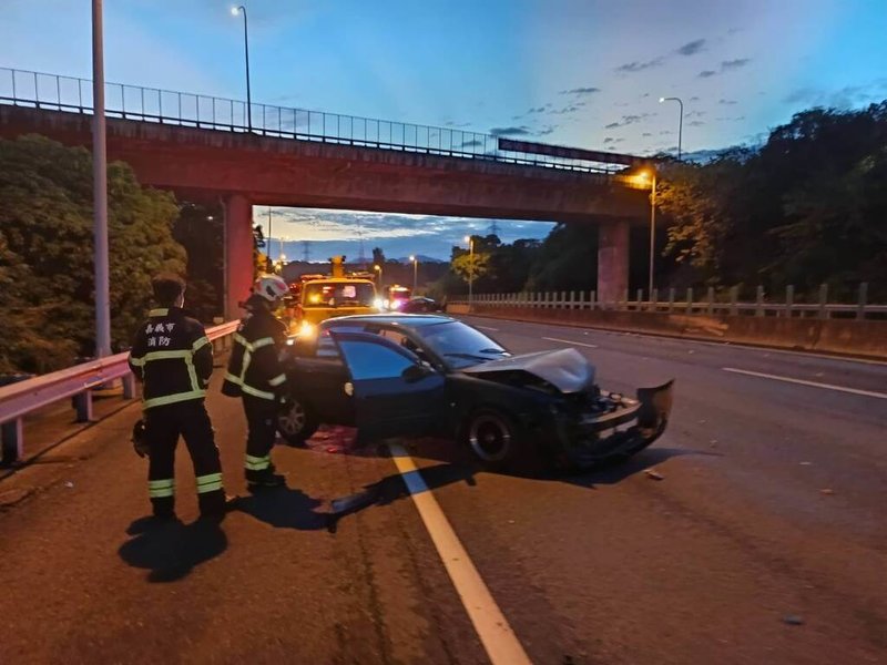 官姓男子9日凌晨酒後駕黑色轎車，從國道3號中埔交流道逆向由南往北行駛，撞擊鄭男駕駛自小客車後造成多部車輛事故，警方訊後依公共危險罪嫌，將官男移送台南地檢署偵辦。（嘉義市消防局提供）中央社記者蔡智明傳真  113年6月9日