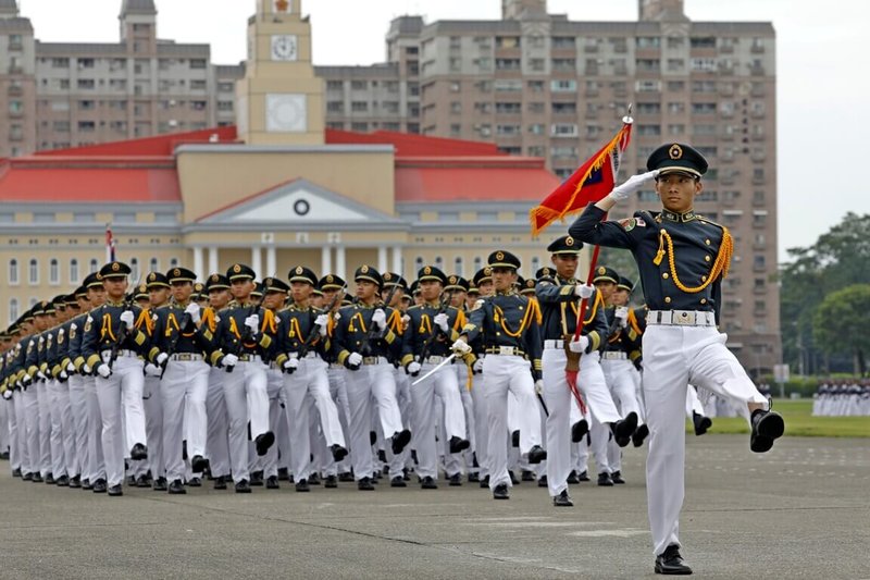 陸軍官校16日將舉辦黃埔軍校創校100週年慶祝活動，並於近日舉辦預演，圖為學生連踢正步。（陸軍司令部提供）中央社 113年6月9日