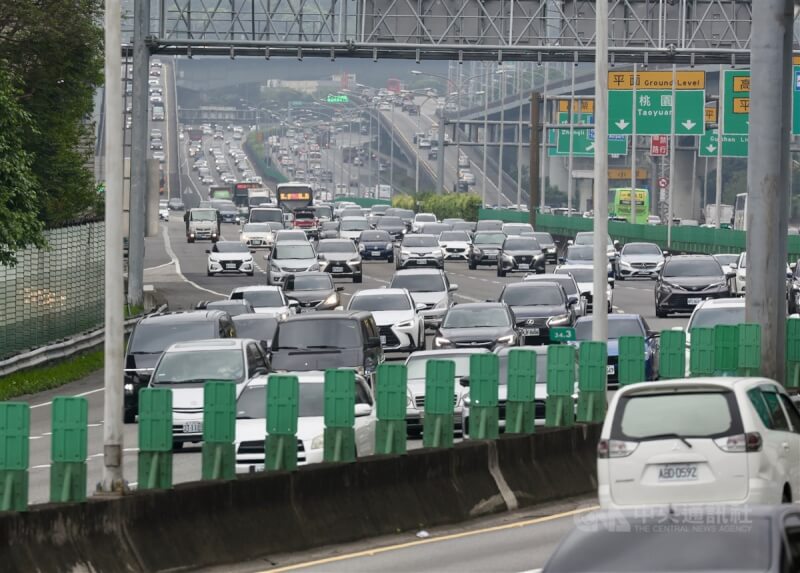 圖為國道1號泰山五股路段清明連假車流。（中央社檔案照片）