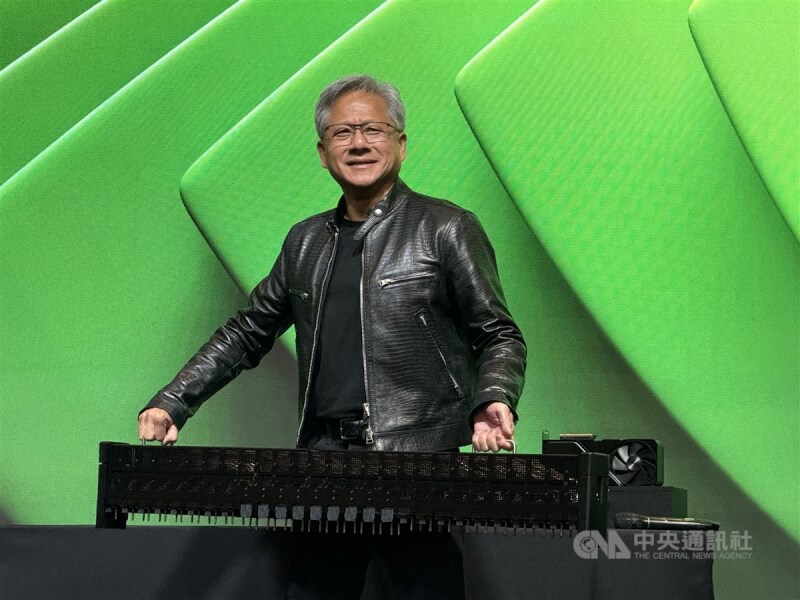 輝達（NVIDIA）執行長黃仁勳4日下午在台北南港舉行全球媒體記者會，會中舉起輝達AI伺服器展示，直呼「好重」。中央社記者吳家豪攝 113年6月4日