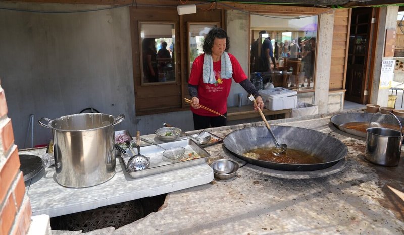 「銘順銘忠的一日快閃店」活動9日上午在澎湖縣湖西鄉紅羅村魚灶登場,邀當地居民與遊客體驗傳統漁產加工過程,重拾先人智慧,再現傳統美味。(澎湖縣政府提供)中央社 113年6月9日