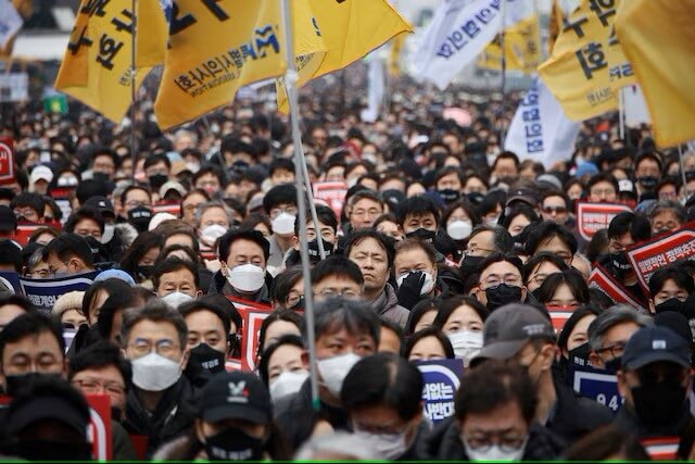 圖為韓國醫師3月示威抗議每年增招2000名醫學生的政策。（路透社）