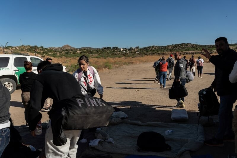 拜登5日實施一項全面性政策，基本上禁止非法越過美墨邊境的移民申請庇護。圖為尋求庇護的哥倫比亞、多明尼加移民。（路透社）