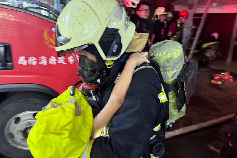 桃園市龍潭區中興路一棟民宅10日凌晨發生火警，消防局獲報立即到場灌救，並從2、3樓引導救出8名受困民眾。（桃園市政府消防局提供）中央社記者吳睿騏桃園傳真  113年6月10日