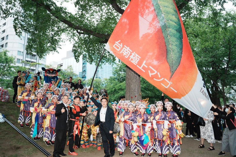 台南市長黃偉哲（前左3）率團前往日本北海道「索朗祭」行銷台南物產，9日為受邀演出的台南應用科技大學舞蹈系團隊打氣。（台南市政府提供）中央社記者楊思瑞台南傳真  113年6月10日