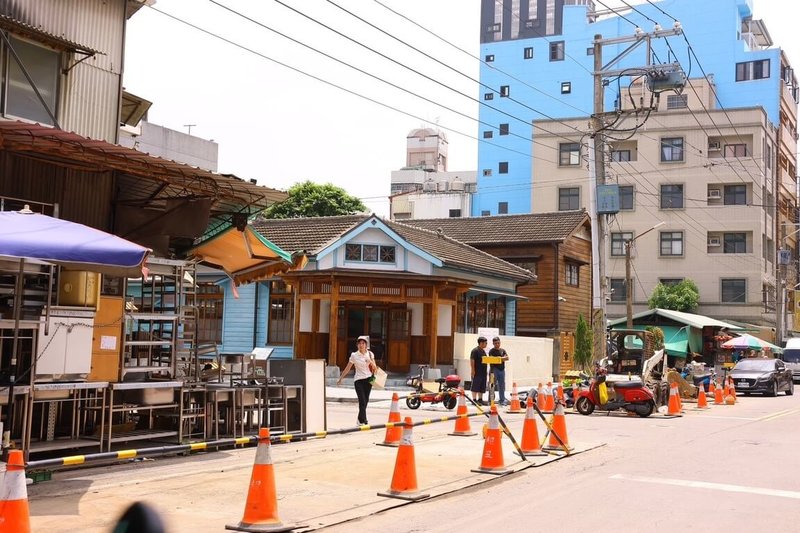 嘉義市歷史建物「東門派出所文化基地」位於公明路與共和路口，為提升行人安全，市府工務處與台電公司合作推動纜線下地計畫，工程預計6月底前完成。（嘉義市政府提供）中央社記者蔡智明傳真  113年6月10日