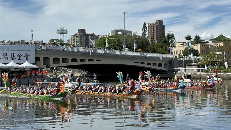 2024高雄愛河端午國際龍舟嘉年華10日下午舉行國際龍舟友誼賽，市長陳其邁率領市府隊迎戰議會隊及美、日隊，最後冠軍由日本隊拿下，議會隊摘下亞軍，市府第三、美國隊第四。中央社記者蔡孟妤攝 113年6月10日