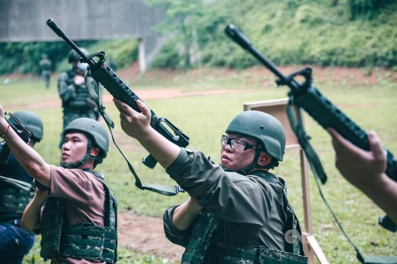 國防部舉辦後備軍人志願參加射擊訓練，今年擴大為18梯次，半天課程使用T65K2步槍，共射擊48發步槍彈。圖為受訓民眾進行清槍檢查。（照片取自國防部發言人臉書）中央社記者吳書緯傳真 113年6月10日