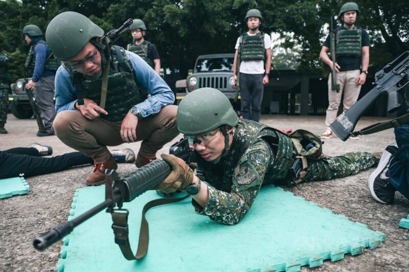 國防部舉辦後備軍人志願參加射擊訓練，今年擴大為18梯次，半天課程使用T65K2步槍，共射擊48發步槍彈。圖為受訓民眾在教官指導下練習臥姿射擊。（照片取自國防部發言人臉書）中央社記者吳書緯傳真 113年6月10日